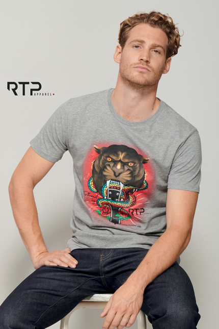 Cosmic Men 155 - 03259ΜΠΛΟΥΖΕΣ / RTP APPARELΑνδρικό pre-treated T-shirtΣχέδιο και Χαρακτηριστικά: Αυτή η μπλούζα διαθέτει κοντά μανίκια, χωρίς πλαϊνές ραφές και στρογγυλή, ανοιχτή λαιμόκοψη. Έχει μοντέρνα γραμμή και είναι προ-επεξεργασμένο για ψηφιακή εκτύπωση, ιδανικό για εκτύπωση λογοτύπων ή μηνυμάτων. Απαλή στην αφή, προσφέρει άνεση κατά τη διάρκεια της ημέρας με μια ευρύχωρη περιοχή εκτύπωσης στο μπροστινό μέρος: 38 x 52 εκ.Εφαρμογή ως Επαγγελματική Ένδυση: Ιδανικό για εργαζόμενους σε χώρους εστίασης, εταιρικές εκδηλώσεις ή promotion, αυτό το T-shirt μπορεί να χρησιμοποιηθεί ευρέως σε επαγγελματικές περιστάσεις.Υλικό και Άνεση: Κατασκευασμένο από Jersey 155g/m² - 100% Βαμβάκι Ringspun ή 85% Βαμβάκι/15% Βισκόζη για το Grey melange, προσφέρει εξαιρετική άνεση και ανθεκτικότητα, παραμένοντας άνετο καθ'' όλη τη διάρκεια της ημέρας.Δυνατότητα Προσαρμογής: Διαθέτει δυνατότητα εκτυπώσεων με λογότυπα ή μηνύματα του πελάτη, ιδανικό για να δώσετε μια προσωπική πινελιά στην επαγγελματική σας ένδυση.Διαθεσιμότητα σε Χρώματα: Διατίθεται σε ποικιλία χρωμάτων, για να επιλέξετε αυτό που ταιριάζει καλύτερα στην personal branding σας.